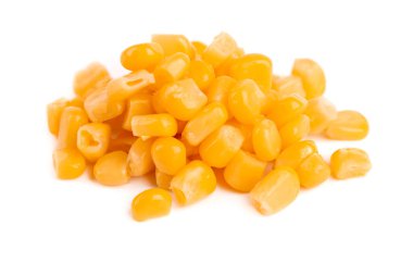 Beyaz arka planda izole edilmiş konserve mısır. Mısır turşusu..
