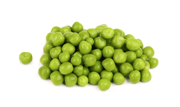 Zelený hrášek v konzervě, izolovaný na bílém pozadí. Pickled green peas. — Stock fotografie