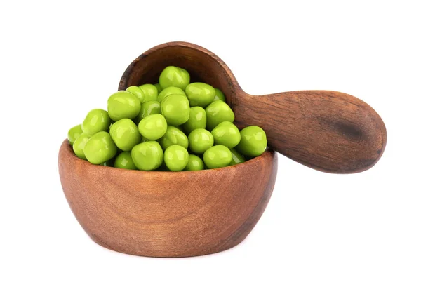 Guisantes verdes enlatados en cuenco de madera y cuchara, aislados sobre fondo blanco. Guisantes verdes en escabeche. — Foto de Stock