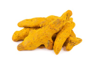 Kuru zerdeçal kökü beyaz arkaplanda izole edilmiş. Curcuma longa linn