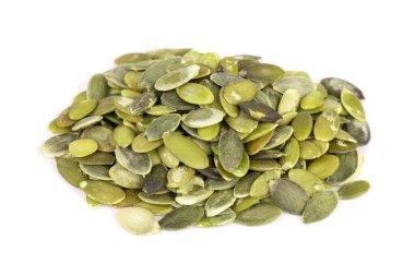 Beyaz arka planda izole edilmiş kabak tohumları. Yeşil pepita tohumları.