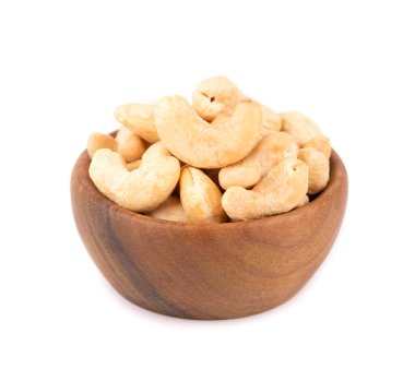 Tahta kasede kaju fıstığı, beyaz arka planda izole. Kavrulmuş kaju fıstığı.