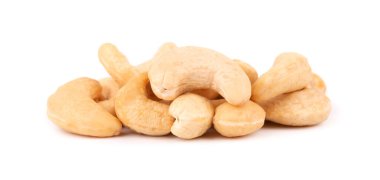 Beyaz arka planda izole edilmiş kaju fıstığı. Kavrulmuş kaju fıstığı.