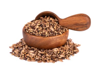 Tahta kase ve kaşıkta süt tohumu, beyaz arka planda izole. Silybum marianum, Scotch Thistle veya Marian Thistle.