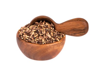 Tahta kase ve kaşıkta süt tohumu, beyaz arka planda izole. Silybum marianum, Scotch Thistle veya Marian Thistle.