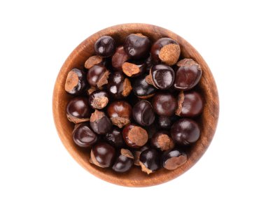 Beyaz arka planda izole edilmiş, ahşap kasede Guarana tohumu. Diyet takviyesi guarana, enerji içecekleri için kafein kursu. Üst görünüm.
