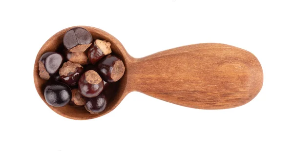 Semilla de guaraná en cuchara de madera, aislada sobre fondo blanco. Suplemento dietético guaraná, cancha de cafeína para bebidas energéticas. Vista superior. —  Fotos de Stock