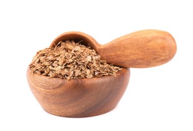 Ahşap kasede ve kaşıkta, beyaz arka planda izole edilmiş Dill tohumları. Doğal kuru dereotu tohumları. Anethum mezarlıkları.