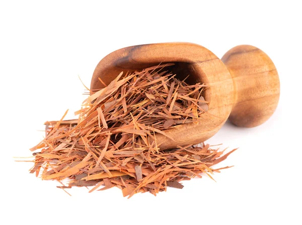 Lapacho bylinkový čaj v dřevěné kopuli, izolovaný na bílém pozadí. Přírodní Taheeboo suchý čaj. Pau darco herb. Tabebuia heptophylla. — Stock fotografie