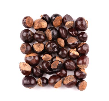 Guarana tohumu beyaz arka planda izole edilmiş. Diyet takviyesi guarana, enerji içecekleri için kafein kursu. Paullinia cupana. Üst görünüm.