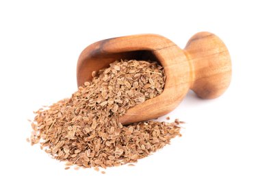 Beyaz arka planda izole edilmiş ahşap kepçe içindeki Dill tohumları. Doğal kuru dereotu tohumları. Anethum mezarlıkları.