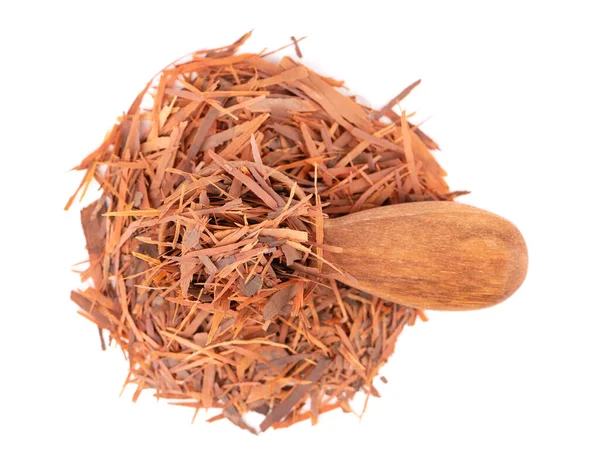 Tisana lapacho in cucchiaio di legno, isolata su fondo bianco. Tè secco Taheeboo naturale. Erba Pau darco. Tabebuia eptophylla. Vista dall'alto. — Foto Stock