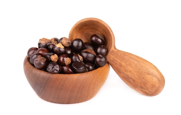 Semena guarany v dřevěné misce a lžíci, izolované na bílém pozadí. Doplněk stravy guarana, kofein Cource pro energetické nápoje. — Stock fotografie
