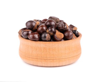 Beyaz arka planda izole edilmiş, ahşap kasede Guarana tohumu. Diyet takviyesi guarana, enerji içecekleri için kafein kursu.