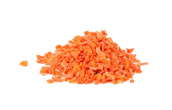 Zanahoria seca aislada sobre el fondo blanco. Zanahoria seca picada. Especias y hierbas. —  Fotos de Stock