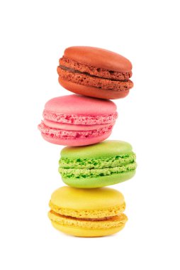 Beyaz arka planda izole edilmiş taze badem kurabiyeleri. Tatlı ve renkli Fransız makarnası..