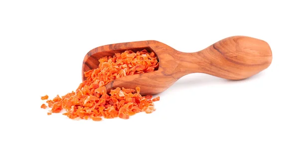 Суха морква в оливковій сопілці, ізольована на білому тлі. Подрібнена сушена морква. Спеції та трави . — стокове фото