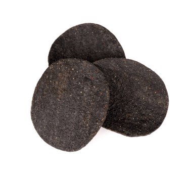 Beyaz arka planda izole edilmiş siyah patates cipsi. Aktif kömür ve kırmızı biberli siyah çipler.