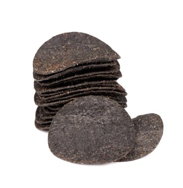 Beyaz arka planda izole edilmiş siyah patates cipsi. Aktif kömür ve kırmızı biberli siyah çipler.