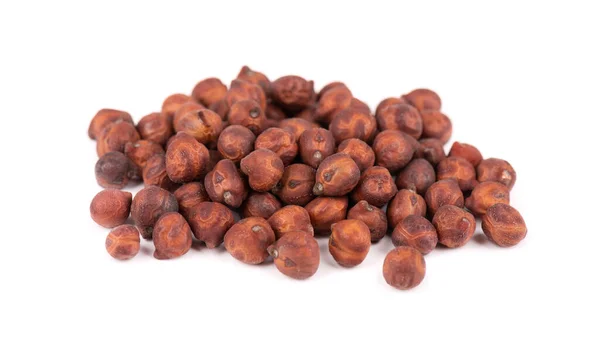 一堆堆褐色的鹰嘴豆，白色背景隔离。褐色的鹰嘴豆肉豆蔻豆、膨皮豆或蚕豆. — 图库照片