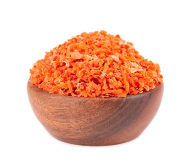 Beyaz arka planda izole edilmiş tahta kasede kuru havuç. Kurutulmuş havuç. Baharatlar ve bitkiler.