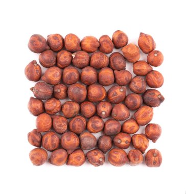 Beyaz arka planda izole edilmiş kahverengi nohut yığını. Kahverengi nohut. Garbanzo, bengal gram ya da yavru bezelye fasulyesi. Üst görünüm.