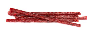 Beyaz arka planda izole edilmiş kuru somon çubukları. Bira için kurutulmuş balık atıştırmalığı..