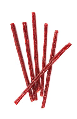 Beyaz arka planda izole edilmiş kuru somon çubukları. Bira için kurutulmuş balık atıştırmalıkları. Üst görünüm.