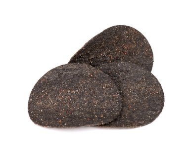 Beyaz arka planda izole edilmiş siyah patates cipsi. Aktif kömür ve kırmızı biberli siyah çipler.