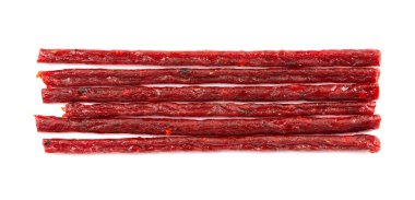 Beyaz arka planda izole edilmiş kuru somon çubukları. Bira için kurutulmuş balık atıştırmalıkları. Üst görünüm.