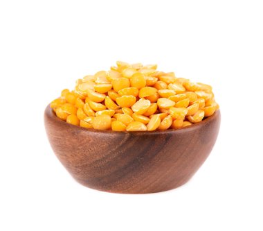 Tahta kasede kuru, sarı bezelyeler, beyaz arka planda izole. Sarı bezelye yarımları..