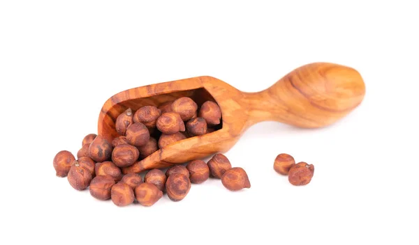 橄榄勺中的一堆堆褐色的鹰嘴豆，白色背景隔离。褐色的鹰嘴豆肉豆蔻豆、膨皮豆或蚕豆. — 图库照片
