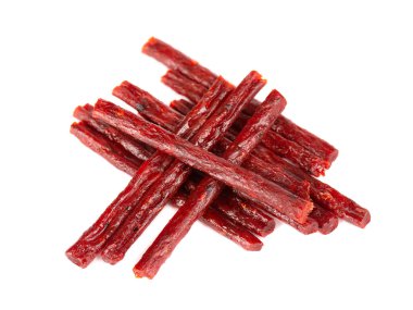 Beyaz arka planda izole edilmiş kuru somon çubukları. Bira için kurutulmuş balık atıştırmalığı..