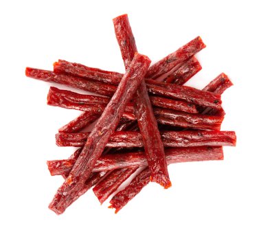 Beyaz arka planda izole edilmiş kuru somon çubukları. Bira için kurutulmuş balık atıştırmalıkları. Üst görünüm.