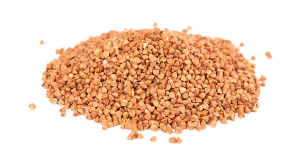 Cereali di grano saraceno arrosto, isolati su fondo bianco. Semole secche di grano saraceno marrone. — Foto Stock