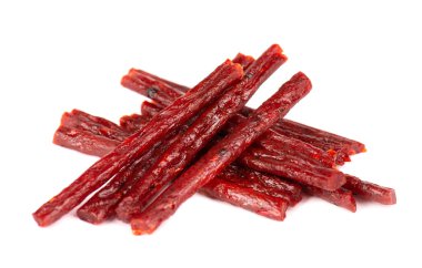 Beyaz arka planda izole edilmiş kuru somon çubukları. Bira için kurutulmuş balık atıştırmalığı..