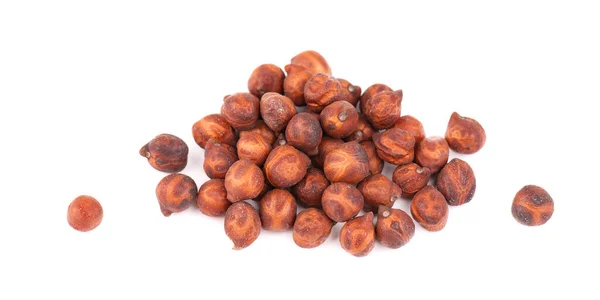 一堆堆褐色的鹰嘴豆，白色背景隔离。褐色的鹰嘴豆肉豆蔻豆、膨皮豆或蚕豆. — 图库照片