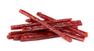 Beyaz arka planda izole edilmiş kuru somon çubukları. Bira için kurutulmuş balık atıştırmalığı..