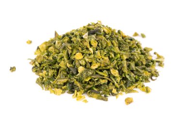 Kurutulmuş yeşil kırmızı biber taneleri ve beyaz arka planda izole edilmiş tohumlar. Doğranmış jalapeno, habanero ya da kırmızı biber. Baharatlar ve bitkiler.