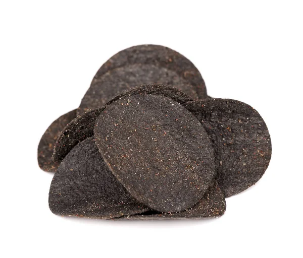 Fekete burgonyaszirmok elkülönítve fehér alapon. Fekete chips aktív faszénnel és vörös paprikával. — Stock Fotó