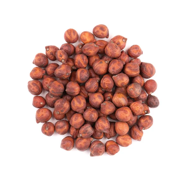 Högen med bruna kikärter, isolerad på vit bakgrund. Brun kikärta. Garbanzo, bengaliskt gram eller kikärtsböna. Ovanifrån. — Stockfoto