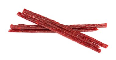 Beyaz arka planda izole edilmiş kuru somon çubukları. Bira için kurutulmuş balık atıştırmalığı..