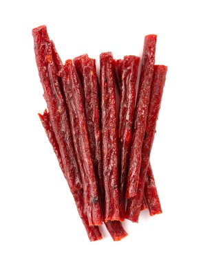 Beyaz arka planda izole edilmiş kuru somon çubukları. Bira için kurutulmuş balık atıştırmalıkları. Üst görünüm.