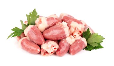 Beyaz arka planda çiğ tavuk kalbi. Maydanoz yapraklı taze tavuk ızgara kalp. Kapat..