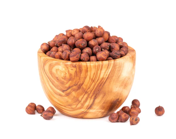 在橄榄碗里堆满了褐色的鹰嘴豆，在白色的背景上被隔离。褐色的鹰嘴豆肉豆蔻豆、膨皮豆或蚕豆. — 图库照片