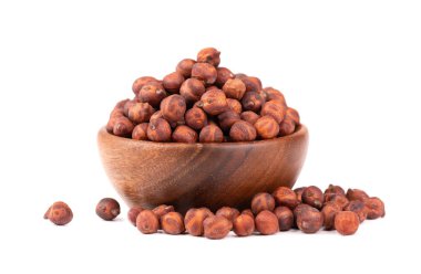 Tahta kasede, beyaz arka planda izole edilmiş kahverengi nohut yığını. Kahverengi nohut. Garbanzo, bengal gram ya da fıstık fasulyesi..