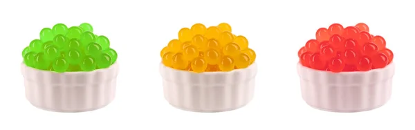 Beyaz arka planda izole edilmiş balonlu çay için tapyoka incileri. Tapyoka meyveli incileri kasede karıştır..