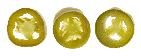 Peperoncino jalapeno sottaceto, isolato su fondo bianco. Fette di Serrano caldo conservato. Chiudete. Vista dall'alto. — Foto Stock