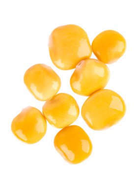 Beyaz arka planda izole edilmiş turşulu sarı lupin fasulyesi. Tournus, korunmuş lupinus. Üst görünüm.