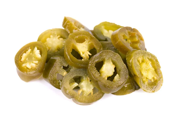 Pickled jalapeno pepř izolované na bílém pozadí. Plátky konzervovaného horkého serrana. — Stock fotografie